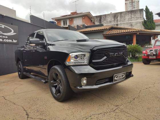 RAM CLASSIC 5.7 V8 GASOLINA LARAMIE NIGHT EDITION CD 4X4 AUTOMÁTICO
